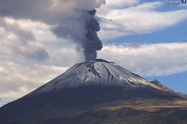 Durante la madrugada de este viernes, el volcán Popocatépetl tuvo al menos cuatro explosiones. Foto archivo Protección Civil