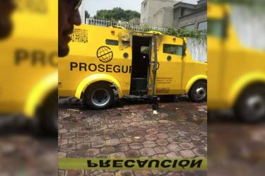 Roban 800 mil pesos e incendian camioneta de valores en la GAM