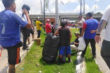 Pobladores rapiñan cerveza tras volcadura de camión en Mérida