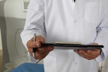 Cae conserje que se hizo pasar por médico para violar a joven