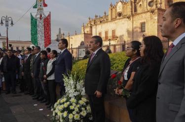 El gobernador Silvano Aureoles izó la bandera nacional a media y colocó ofrenda floral sobre el monolito ubicado en el Centro Histórico de Morelia. Foto: Twitter @raulmoronO
