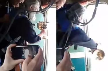 Lanzan agua bendita desde avión para no caer en la lujuria