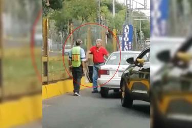 Amenaza con machete a civil que organizaba tránsito