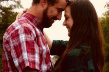 Ella perdió la memoria; su esposo la enamora todos los días