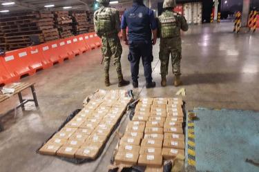 La Secretaría de Marina-Armada de México informó que la carga fue localizada con el apoyo de un equipo de detección de sustancias ilícitas, que arrojó resultados positivos para esa sustancia.