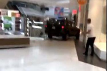 Hombre irrumpe con camioneta en centro comercial de Illinois