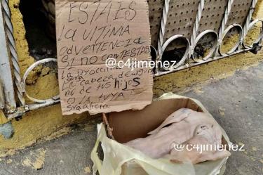 Los delincuentes amenazan a una mujer que se dedica a la venta de quesadillas en Iztapalapa. Foto: Carlos Jiménez
