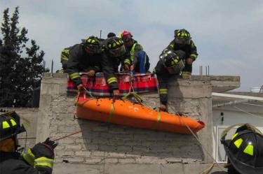 Rescatan a hombre electrocutado de azotea en Iztacalco