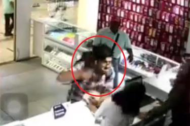 La mujer es empleada en una tienda de accesorios de celulares ubicada dentro de la estación Tlalnepantla del transporte público. Foto: Captura de video