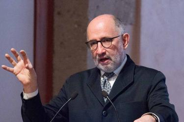 No asesoro a nadie contra Santa Lucía, responde Cossío