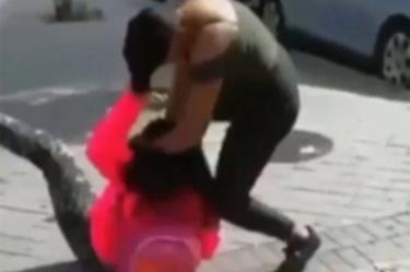 Frente a escuela graban golpiza a niña; le fracturan la nariz