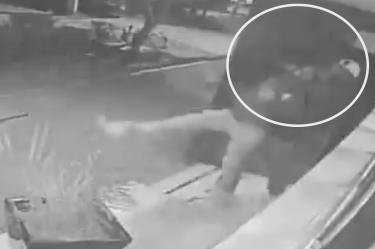 El presunto ladrón agresor atacó a la mujer cuando estaba a punto de entrar a un edificio de departamentos en Tlatelolco. Foto: Captura de video 
