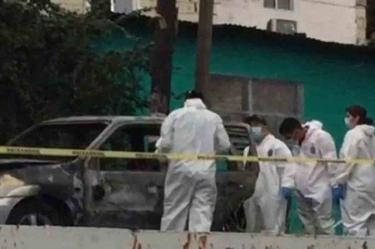 Hallan dos cuerpos carbonizados al interior de un auto 