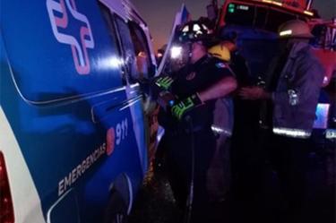 Por ‘rápida y furiosa’ ambulancia choca contra tráiler; 6 muertos