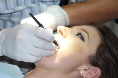 Mujer acude al dentista para tratamiento y muere desangrada