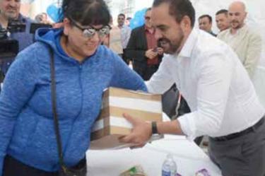 El delegado de Programas Federales, Juan Carlos Loera agradeció a GM permitir al gobierno federal llevar la ayuda en sus instalaciones. Foto: Especial
