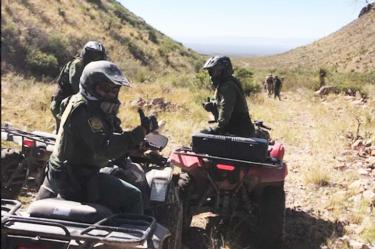 Agentes de la Patrulla Fronteriza de EU asignados a la estación de Presidio, Texas, aprehendieron al grupo de 17 inmigrantes ilegales. Fotos: Especiales