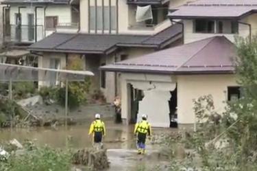 Un hombre y dos mujeres murieron cuando los deslizamientos de tierra destruyeron sus hogares en la prefectura de Chiba, al este de Tokio. Captura de video tomado de Reuters
