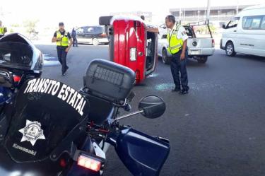 Transportistas voltean auto Uber en Morelia 