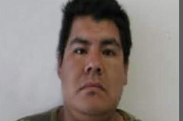 Hombre rocía gasolina y prende fuego a su pareja; lo buscan
