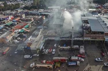 De acuerdo con los primeros reportes, al menos una decena de locales de vieron afectados por las llamas. Foto: Especial
