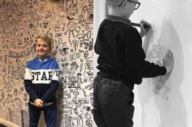 Regañan a niño por dibujar en clases; lo contratan para decorar restaurante