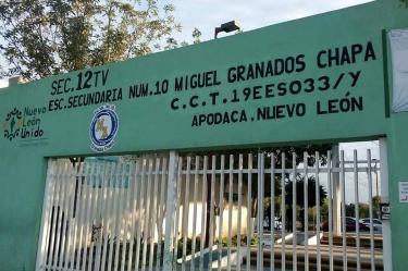 Reintegran a secundaria a alumno expulsado por tener tío gay