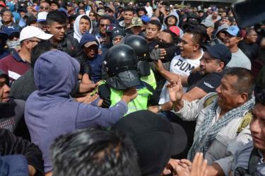 Los federales agredieron a los policías capitalinos con gas pimienta. Foto: Cuartoscuro