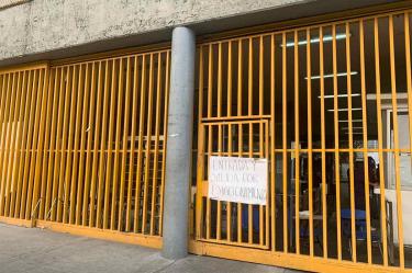En la entrada principal del plantel aún se observan sillas que fueron sacadas de las aulas. Foto: Antonio García