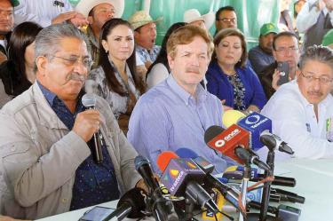  Álvaro López Ríos, líder de la UNTA, y Juan Carlos Romero Hicks, coordinador de los diputados panistas, anunciaron su alianza. Foto: Notimex