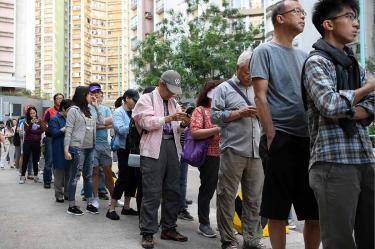 Hong Kong vota en paz y con alta participación
