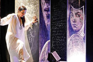 Con la actuación estelar de la la actriz venezolana Rebeca Alemán, la compañía con sede en Chicago, presentará, por primera vez en México, el montaje creado para recordar a la monja jerónima. Foto: Cortesía Water People Theater
