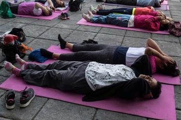 La investigación demostró mejoras significativas en la calidad del sueño que duró 52 semanas después de 12 semanas de clases de yoga o fisioterapia. Foto: Cuartoscuro