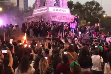 Marchan tres mil mujeres en CDMX; 'Ni Una Menos', exigen 