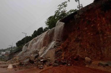 Lluvias y derrumbes bloquean carreteras en Sonora 