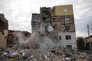 Suben a 46 los muertos por terremoto de Albania