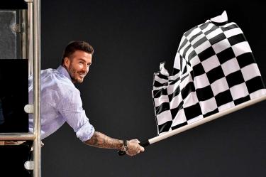 David Beckham ondea la bandera a cuadros al final de la carrera del Gran Premio de Bahrein (Reuters)