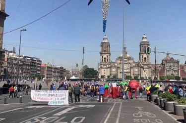 Artesanos triquis bloquean avenida 20 de Noviembre 
