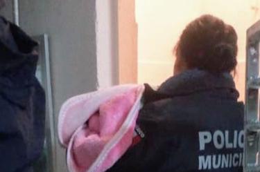 Mujer da a luz en baño de panadería; policías la auxiliaron 