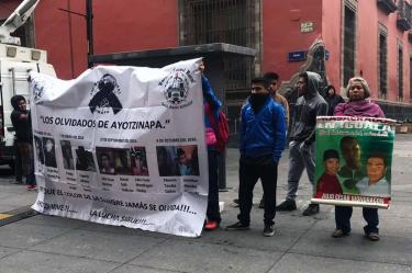 Familiares protestan por el asesinato de 9 normalistas de Ayotzinapa