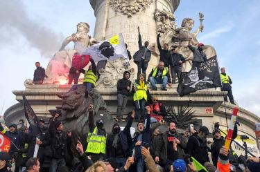 Macron sopesa cambios a reforma de pensiones ante presión social