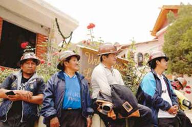 Civiles se unen a cerco en embajada; conflicto diplomático México-Bolivia