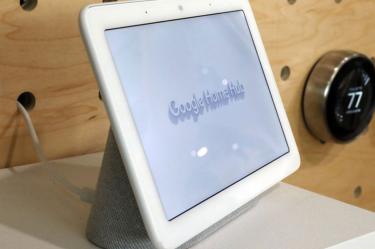 Muchos de estos dispositivos escuchan constantemente, a la espera de recibir comandos, y se conectan a servidores corporativos para su ejecución. Comúnmente, ignoran conversaciones privadas y transmitirán grabaciones de sonido sólo cuando el usuario activa el dispositivo. Algunos tienen un botón de silencio para deshabilitar por completo los micrófonos, pero no hay forma fácil para verificar esas protecciones.