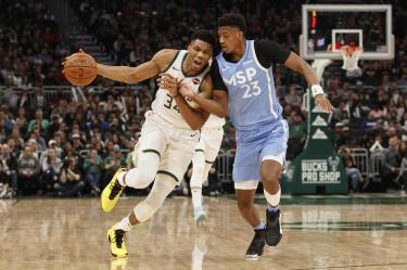 El griego Giannis Antetokounmpo encestó 32 puntos, recuperó 17 rebotes y repartió cuatro asistencias. (Reuters)