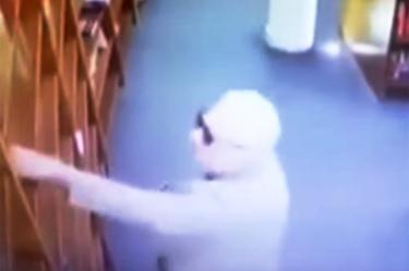 Al presunto hurto de un libro y una playera se sumó una supuesta denuncia por acoso sexual contra Ricardo Valero y por la que, según medios argentinos, se emitió una orden de restricción.
