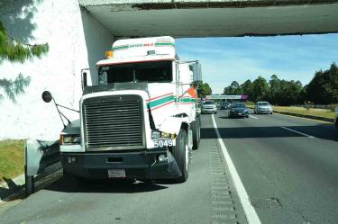 Un muerto y 18 lesionados, deja choque entre transporte de personal y tráiler