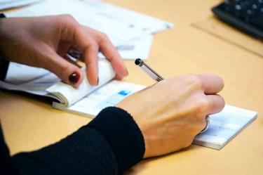 Cae banda tras comprar autos con cheques sin fondos