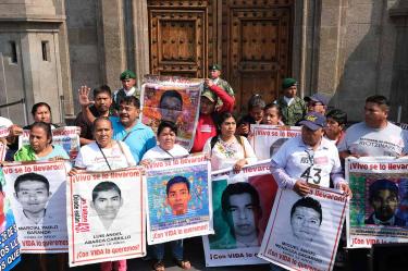 Padres de los 43 normalistas se reunieron este miércoles con el fiscal general de la República, Alejandro Gertz Manero y con el subsecretario de Derechos Humanos, Alejandro Encinas.