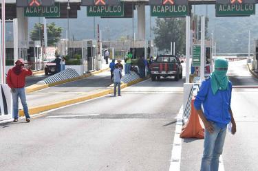 Se pierden hasta 5 mdp al día por tomas de casetas: Capufe