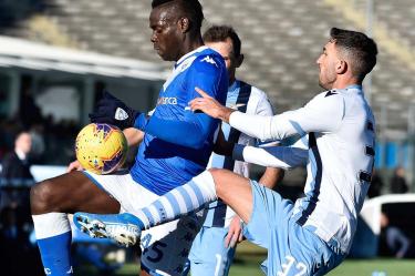 Mario Balotelli también fue hostigado con cánticos racistas por aficionados de la Lazio el pasado fin de semana (AP)
